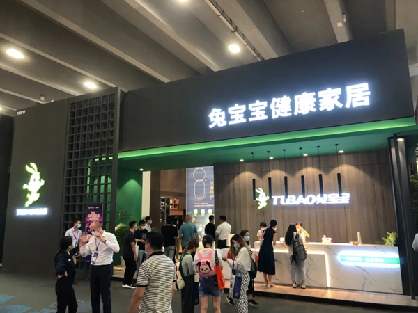 建博会首日|人潮人海中锁定兔宝宝健康家居