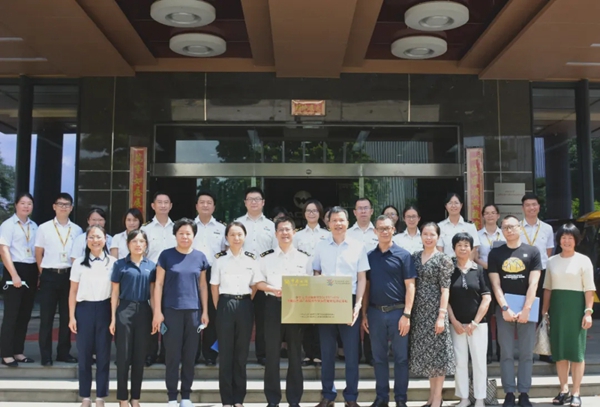 海关AEO政策暨铝型材评议基地建设宣讲会在我司召开并授予华昌集团铝型材评议基地牌匾