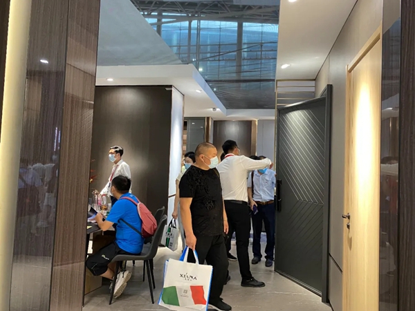 千亿大势乘风来！华鹤木门携大师国潮原创新品惊艳建博会