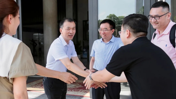 全联房地产商会孟繁军等领导一行莅临轩尼斯门窗参观指导
