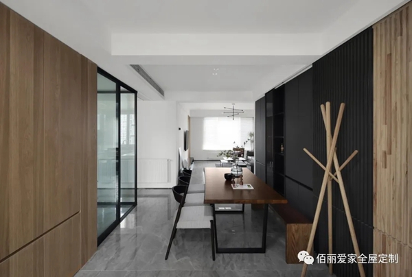 佰丽爱家全屋定制|书房、客厅一体化设计，既能娱乐又能阅读