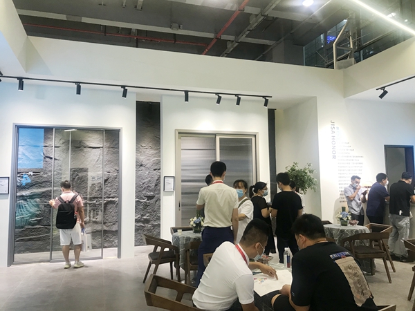 2021中国建博会(广州)丨致尚门窗邱扬波:平而不凡,简而不单
