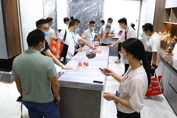 潭洲展|金丝玉玛K金星空岩板等新品大受好评