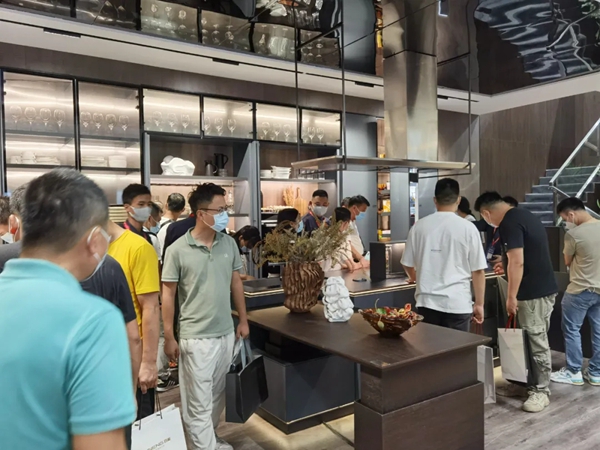 大师设计加持，建博会百能橱柜首日大放异彩！