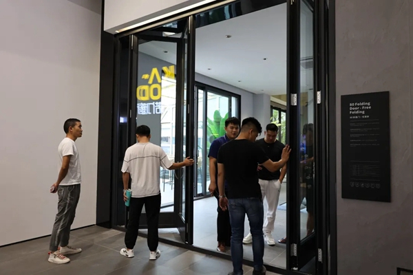 全新升级后的卡诺门窗，迎来客商参观加盟浪潮，一波接一波！