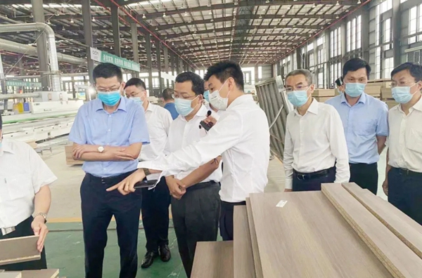 铜陵市市委书记丁纯、枞阳县委书记杨如松、枞阳县委常委梁健等莅临欧蒂尼枞阳生产基地视察工作