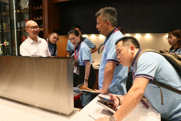 广东省橱柜业商会秘书长钟娟一行莅临佳居乐高端全屋定制参观交流