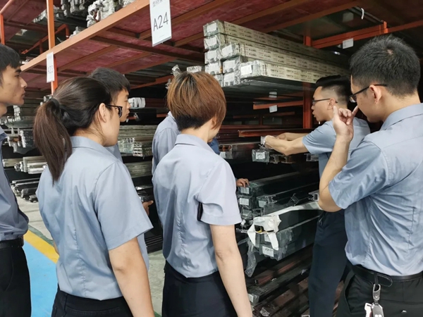 慧宁门窗领导带领全体营销中心员工下车间学习