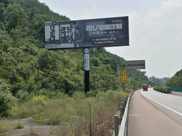 百V全屋定制终端形象,“霸屏”成都双流机场