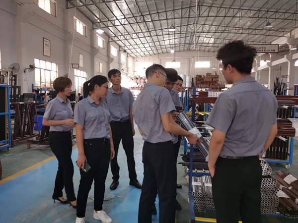 慧宁门窗领导带领全体营销中心员工下车间学习