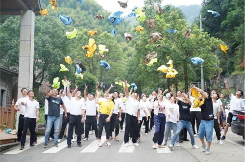 为增强团队凝聚力，杰森集成灶开展团建活动，现场超级嗨！