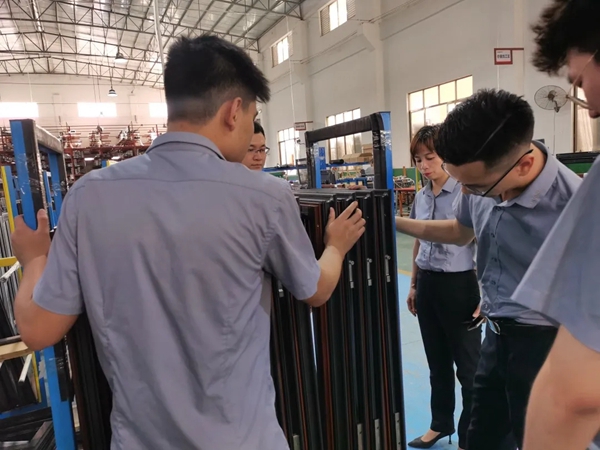 慧宁门窗领导带领全体营销中心员工下车间学习