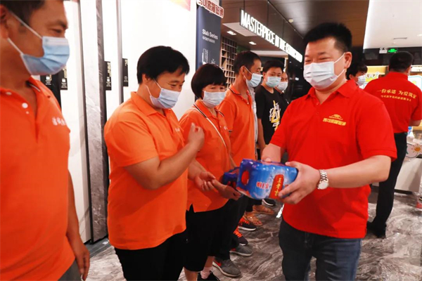 马可波罗陶瓷致敬“高温超人”,炎炎酷暑送清凉 马可波罗陶瓷致敬“高温超人”,炎炎酷暑送清凉