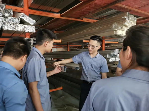 慧宁门窗领导带领全体营销中心员工下车间学习