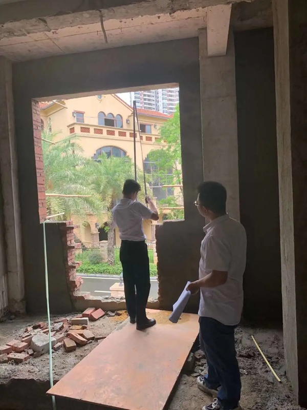伊美德门窗总部项目小组驱车实地测量 帮扶到家
