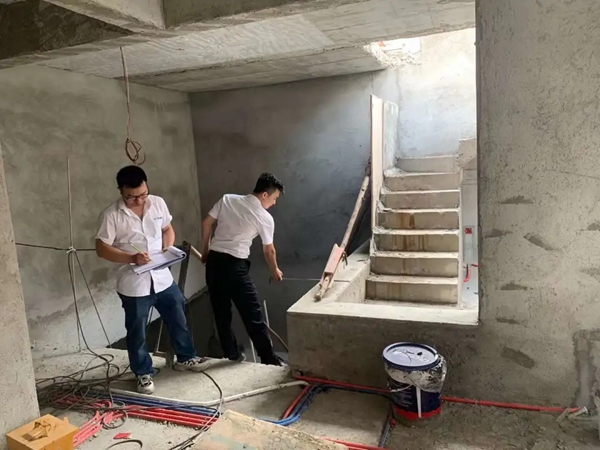 伊美德门窗总部项目小组驱车实地测量 帮扶到家