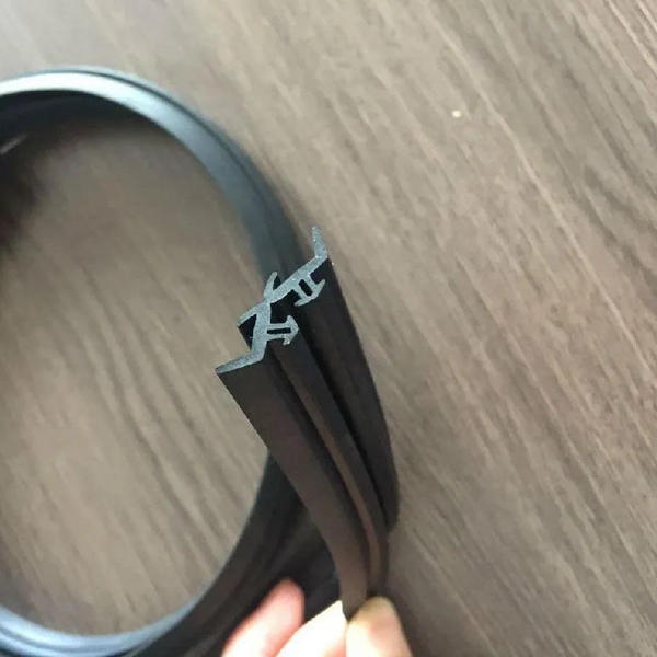 今天门窗小课堂：汽车级别的密封胶条 到底有什么能耐？