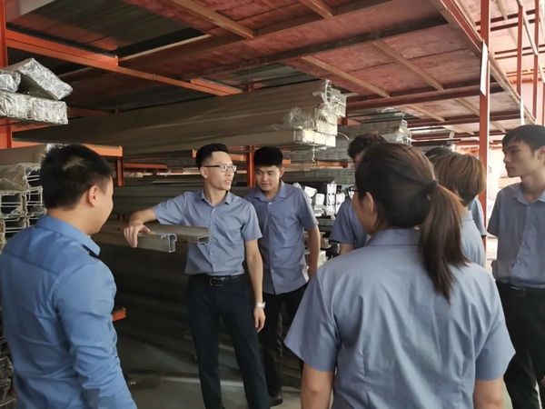 慧宁门窗领导带领全体营销中心员工下车间学习
