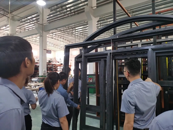 慧宁门窗领导带领全体营销中心员工下车间学习