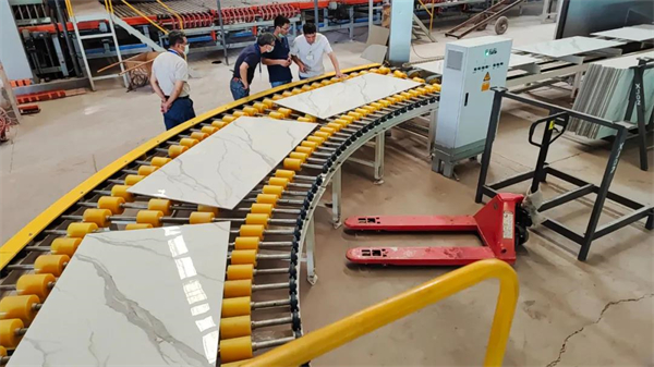 协进陶瓷航母级智能岩板生产线全面量产