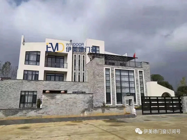 伊美德门窗总部项目小组驱车实地测量 帮扶到家