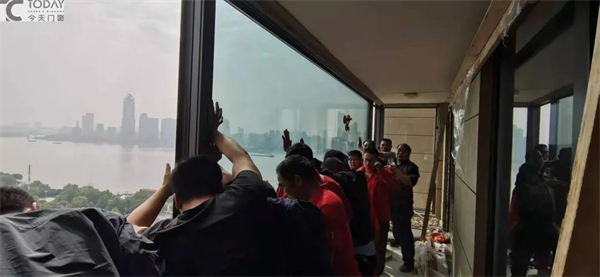 今天门窗的大面积落地窗，越装越多，越装越大！