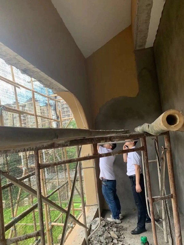 伊美德门窗总部项目小组驱车实地测量 帮扶到家
