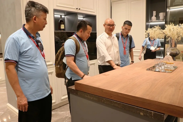广东省橱柜业商会秘书长钟娟一行莅临佳居乐高端全屋定制参观交流