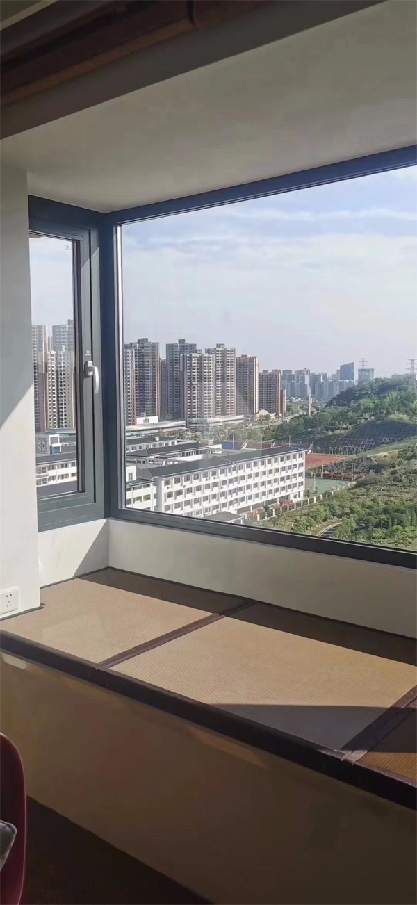 荣高门窗：超大落地窗的家居设计，经典不过时！