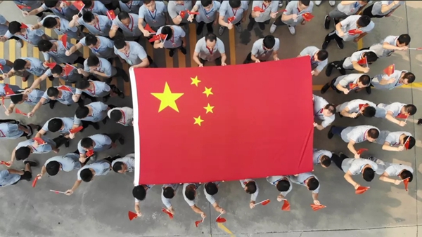 帝奥斯门窗举办国庆升旗仪式
