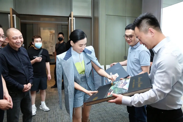 米兰壁纸·墙布·窗帘携手张柏芝,共同见证品牌形象焕新升级 米兰壁纸·墙布·窗帘携手张柏芝,共同见证品牌形象焕新升级