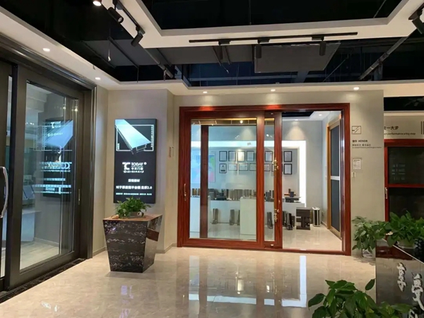 今天门窗武汉专卖店高雅气派，服务万千家庭！