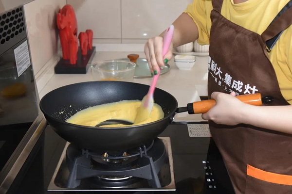 中秋节将至，用科大集成灶轻松自制金沙奶黄蛋黄月饼~