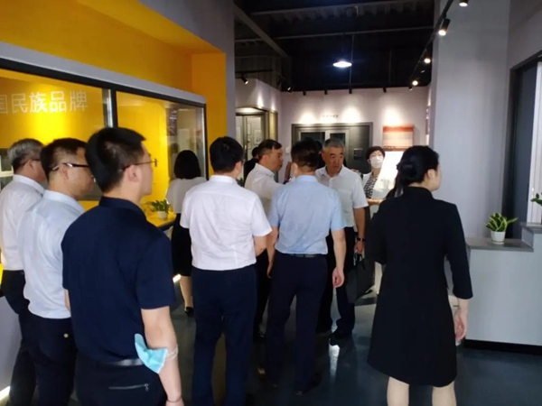 哈尔滨政府领导一行莅临澳普利发全系统门窗参观指导