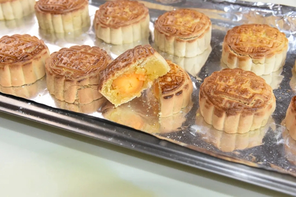 中秋节将至，用科大集成灶轻松自制金沙奶黄蛋黄月饼~