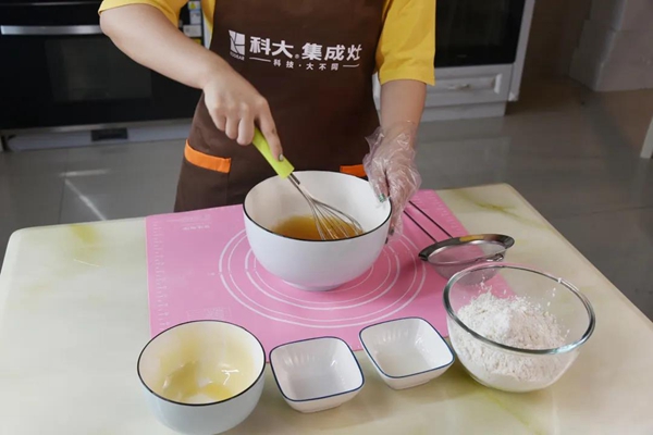 中秋节将至，用科大集成灶轻松自制金沙奶黄蛋黄月饼~