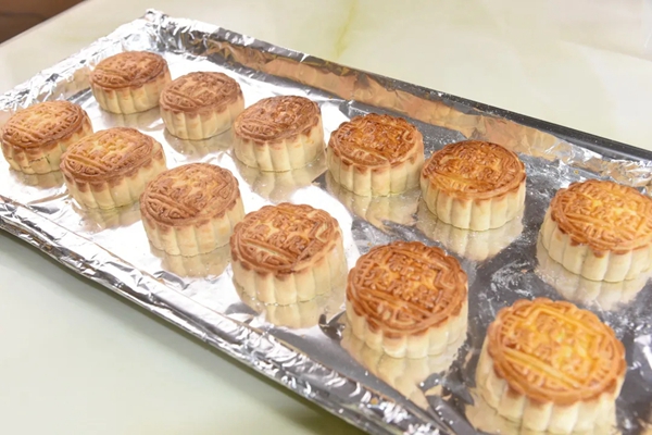 中秋节将至，用科大集成灶轻松自制金沙奶黄蛋黄月饼~
