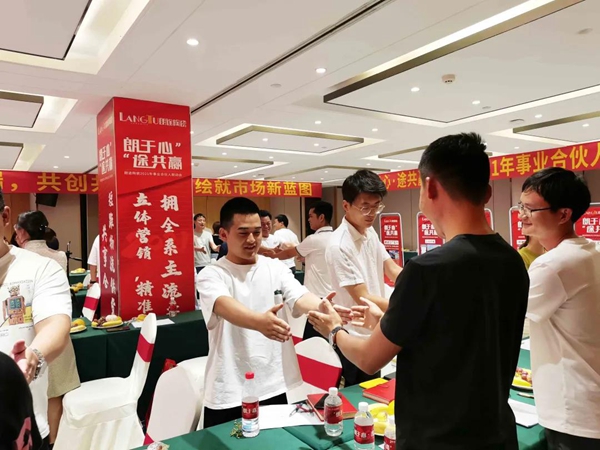 “朗于心·途共赢”朗途瓷砖2021年事业合伙人联动会昆明站，圆满收官！