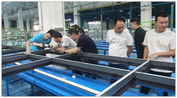 安格尔门窗高品质受东莞业主团代表点赞!