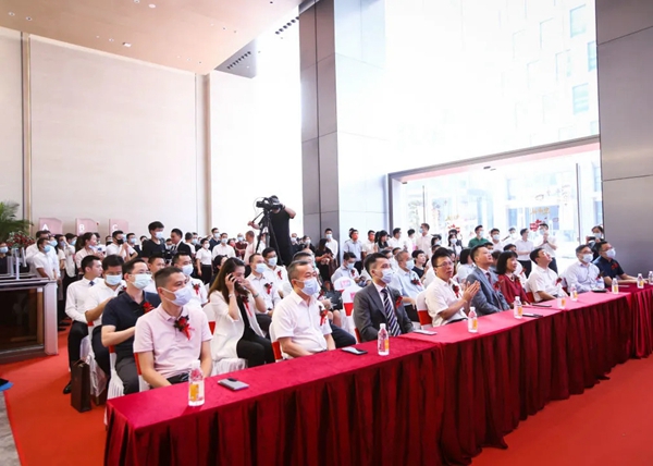 伟昌铝材门窗：南海新添一超甲级写字楼，世界500强领头入驻华昌中心！