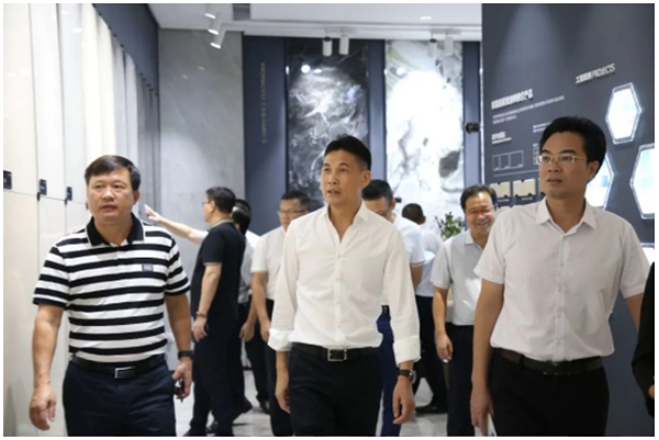 广西藤县领导莅临参观宏宇3.0展厅,高度评价创新成果 广西藤县领导莅临参观宏宇3.0展厅,高度评价创新成果