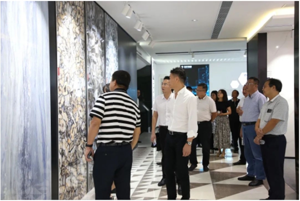 广西藤县领导莅临参观宏宇3.0展厅,高度评价创新成果 广西藤县领导莅临参观宏宇3.0展厅,高度评价创新成果