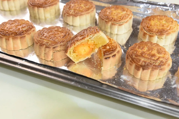 中秋节将至，用科大集成灶轻松自制金沙奶黄蛋黄月饼~
