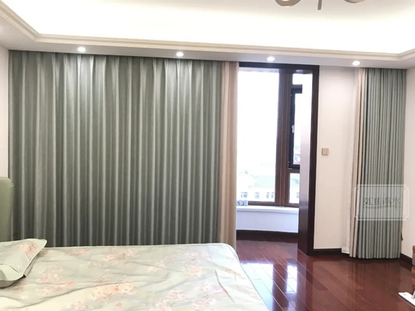 如鱼得水窗帘精品|卧室带阳台，是装推拉门还是挂窗帘？