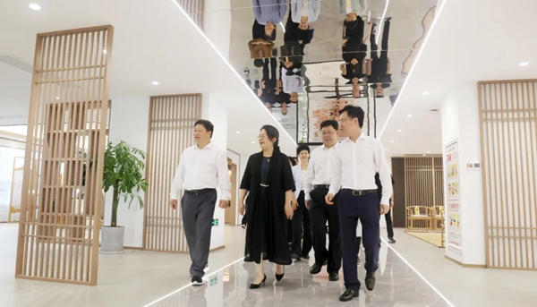 浙江省政协副主席吴晶一行莅临金凯德调研考察