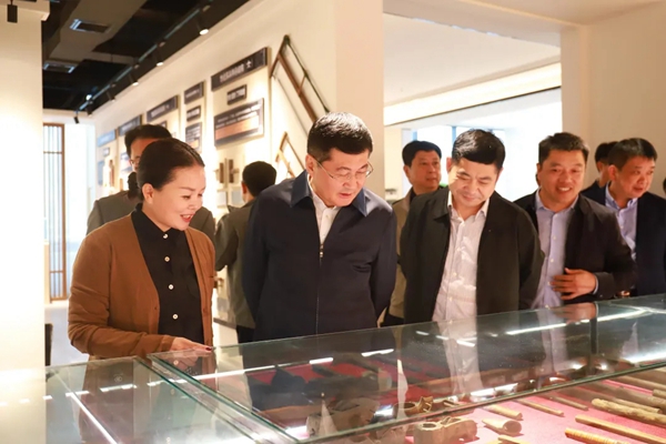 重庆大足区区委陈书记一行莅临奢匠全屋定制参观考察