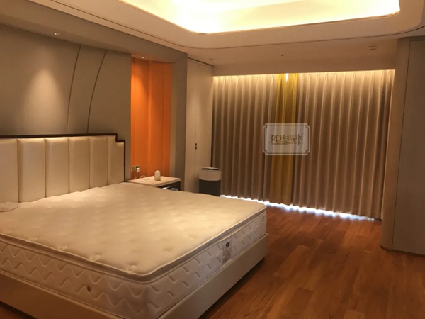 如鱼得水窗帘精品|卧室带阳台，是装推拉门还是挂窗帘？