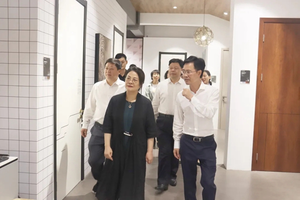 浙江省政协副主席吴晶一行莅临金凯德调研考察