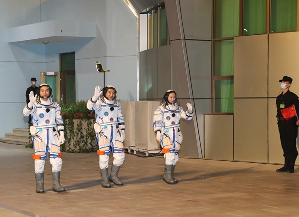 祝贺神舟十三号发射圆满成功！轩尼斯门窗受邀赴东风航天城观礼