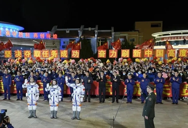 祝贺神舟十三号发射圆满成功！轩尼斯门窗受邀赴东风航天城观礼